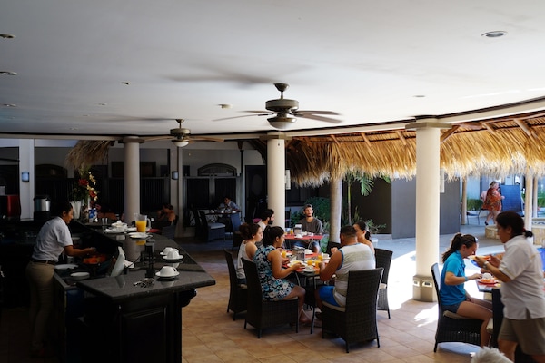 Déjeuner, dîner et souper servis sur place; cuisine internationale