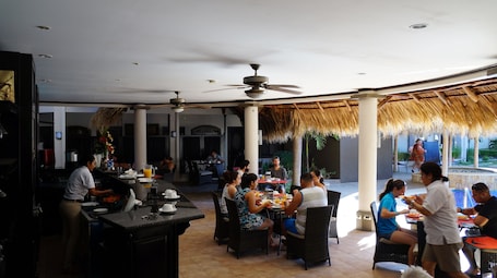 Café da manhã, almoço e jantar; culinária internacional . Hotel Colono Beach