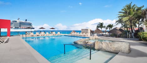 Een buitenzwembad en parasols bij het zwembad