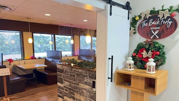 Breakfast, lunch, dinner served; American cuisine