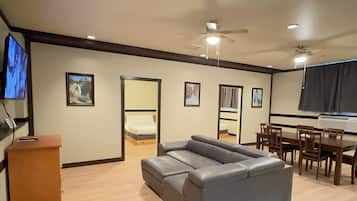 Suíte luxo, 2 quartos | Escrivaninha, ferros/tábuas de passar roupa, Wi-Fi de cortesia