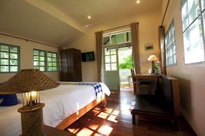 Deluxe Room, 1 King Bed | Desk, cots/infant beds, rollaway beds, free WiFi