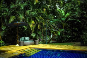 Outdoor pool, pool umbrellas, sun loungers - Monoceros Resort (Mae Rim)