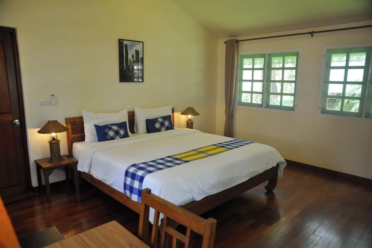 Deluxe Room, 1 King Bed | Desk, cribs/infant beds, rollaway beds, free WiFi
