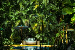 Piscine extérieure, parasols de plage, chaises longues