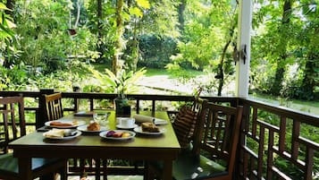 Serveert ontbijt, lunch, diner, Thaise gerechten, tuinzicht