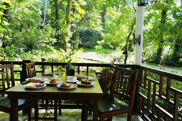 Melayani sarapan, makan siang, makan malam; dengan pemandangan taman