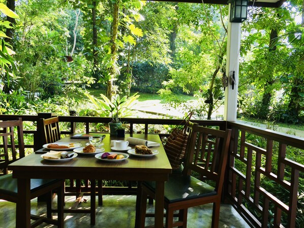 Frühstück, Mittagessen, thailändische Küche, Blick auf den Garten 