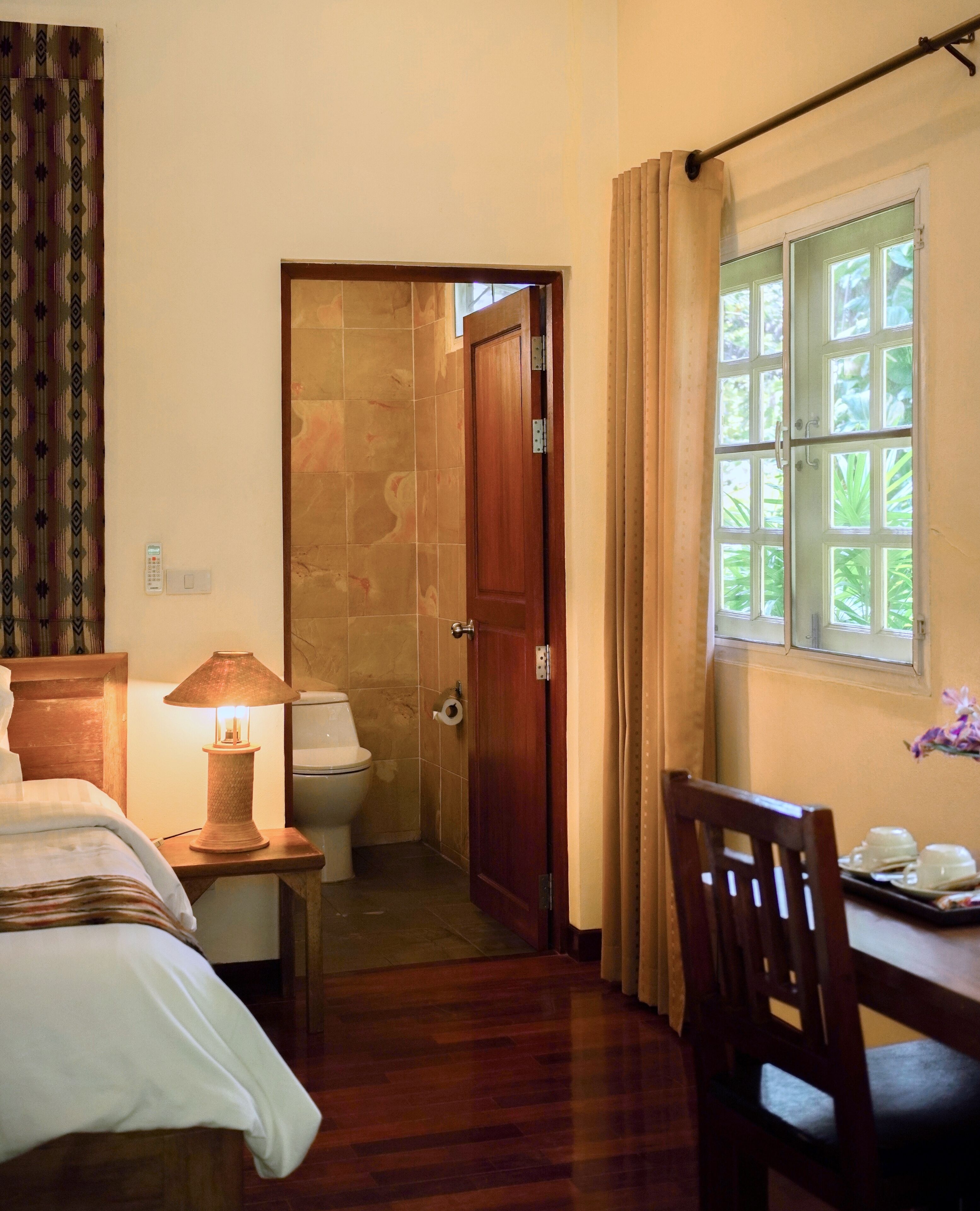 desk, cots/infant beds, rollaway beds, free wifi