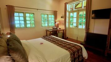 Deluxe Room, 1 King Bed | Desk, cots/infant beds, rollaway beds, free WiFi