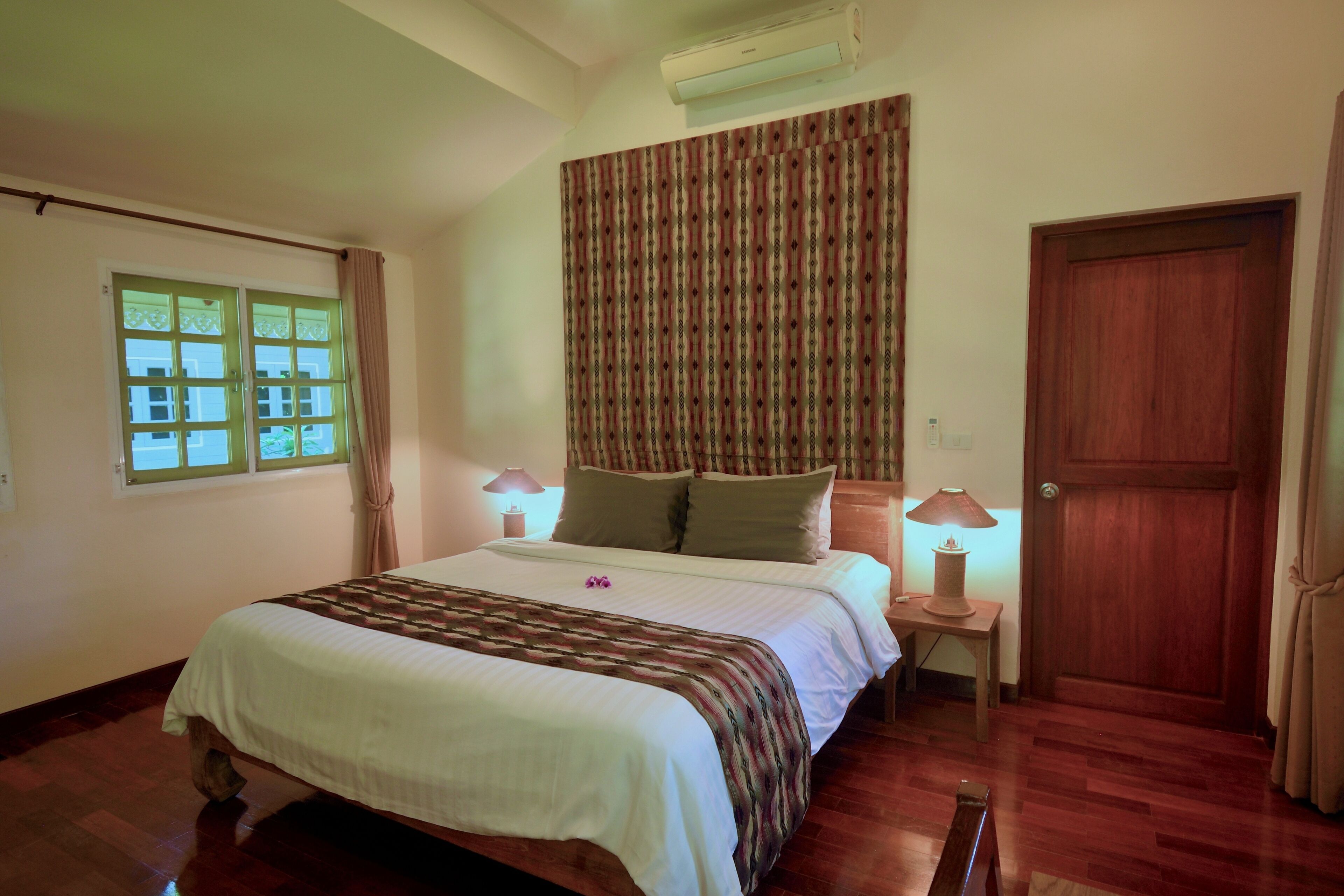 deluxe room, 1 king bed | desk, cots/infant beds, rollaway beds, free wifi
