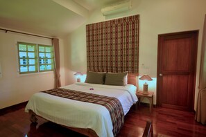 Deluxe Room, 1 King Bed | Desk, cribs/infant beds, rollaway beds, free WiFi - Monoceros Resort (Mae Rim)