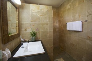 Shower, rainfall showerhead, free toiletries, hair dryer - Monoceros Resort (Mae Rim)