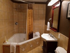 Zimmer, 1 Queen-Bett, Whirlpool | Badezimmer