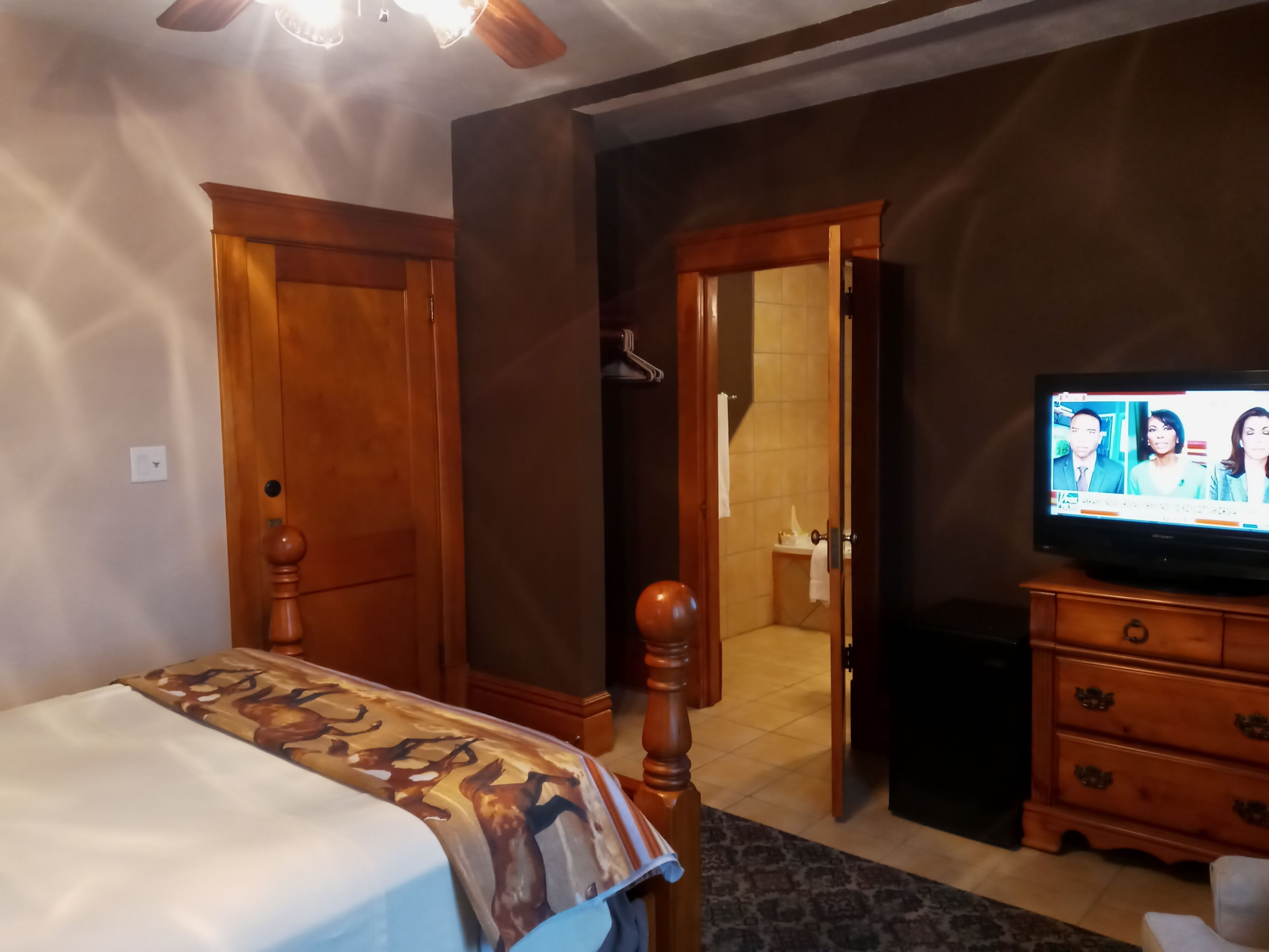 Room, 1 Queen Bed, Jetted Tub | Individually decorated, individually furnished, laptop workspace