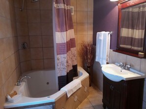 Room, 1 King Bed, Jetted Tub | Bathroom | Shower, designer toiletries, hair dryer, towels - Hitching Horse Inn (Pierre)