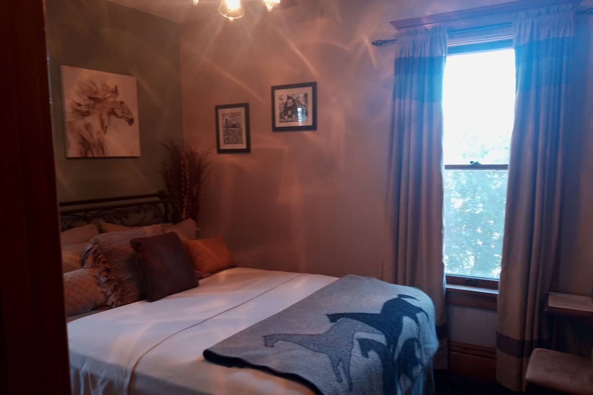 Standaard kamer, 1 queensize bed | Individueel gedecoreerd, individueel gemeubileerd, een laptopwerkplek