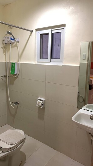 Standardzimmer, 1 Doppelbett (Hive) | Badezimmer | Dusche, kostenlose Toilettenartikel, Haartrockner, Handtücher