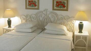 1 dormitorio, caja fuerte, tabla de planchar con plancha