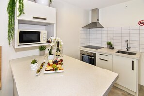 Family Suite, 1 Bedroom | Private kitchen - Newlands Court Motel (Wellington)