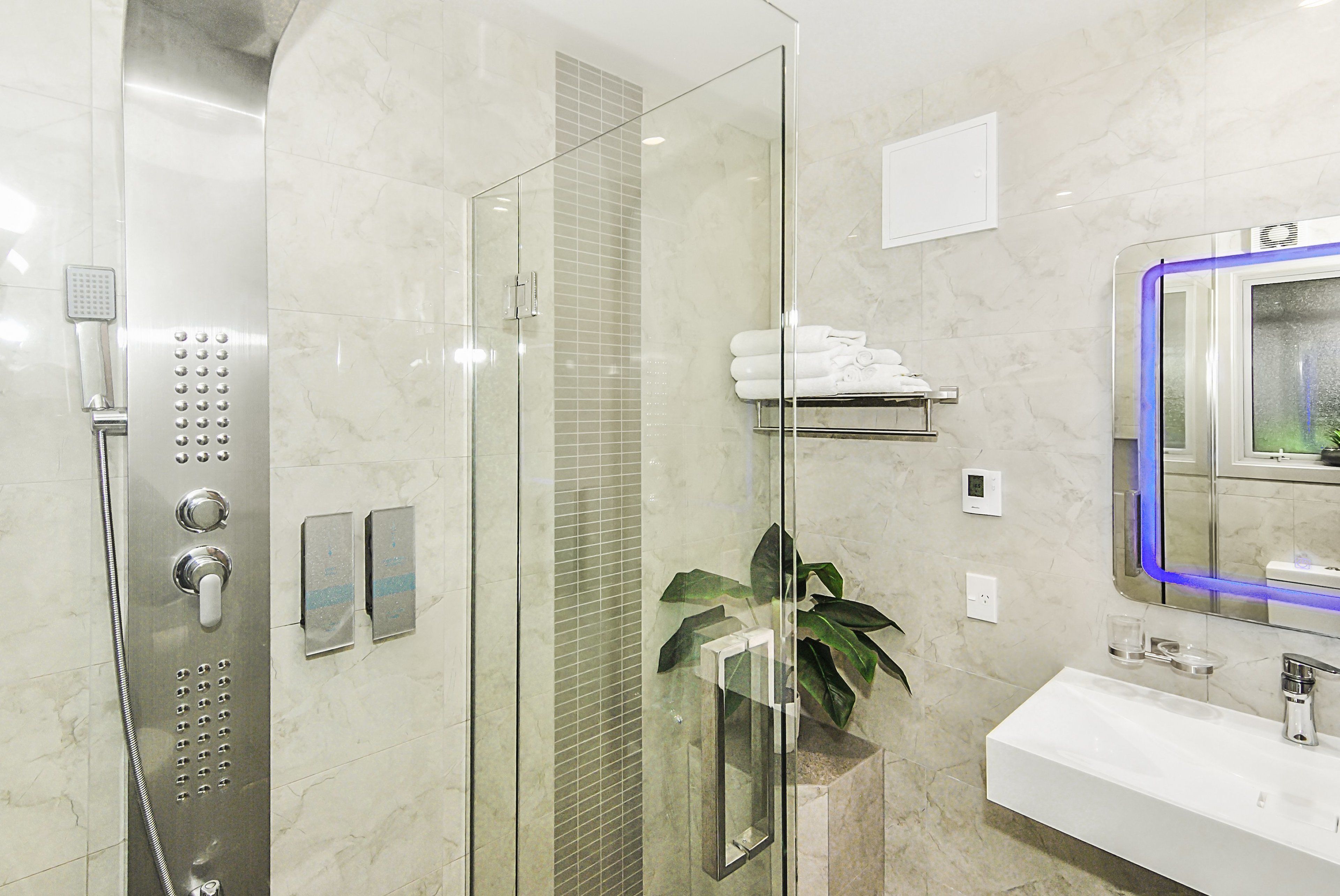 Studio Premium, bếp (Newly Refurbished) | Phòng tắm | Buồng tắm vòi sen, đồ dùng nhà tắm miễn phí, máy sấy tóc, khăn tắm 