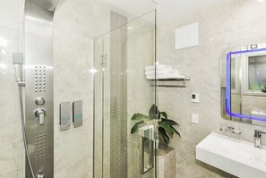 Premium Studio with Kitchen (Newly Refurbished) | Bathroom | Shower, free toiletries, hair dryer, towels - Newlands Court Motel (Wellington)