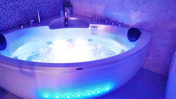 Premium Spa Bath Studio (Newly Refurbished) | Bathroom | Shower, free toiletries, hair dryer, towels