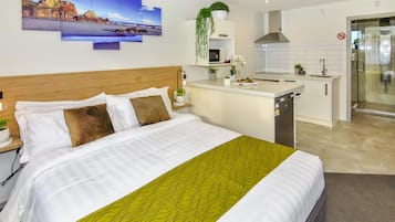 Escritorio, sistema de insonorización y tabla de planchar con plancha