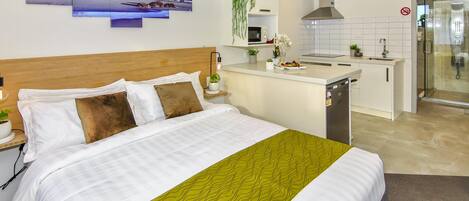 Familie suite, 1 slaapkamer | Een bureau, geluiddichte muren, een strijkplank/strijkijzer, wifi