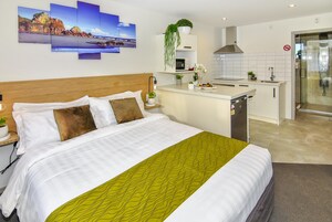 Suite familiare, 1 camera da letto | Una scrivania, insonorizzazione, ferro/asse da stiro, Wi-Fi