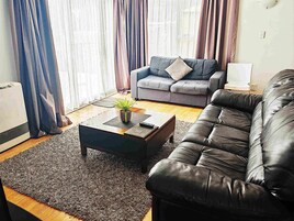 Two bedroom Apartment with Full Kitchen and Deck | Area soggiorno | TV a schermo piatto