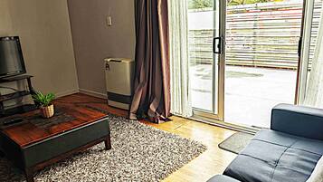 Two bedroom Apartment with Full Kitchen and Deck | Living area