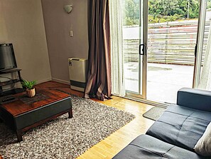 Two bedroom Apartment with Full Kitchen and Deck | Oleskelualue | Taulutelevisio