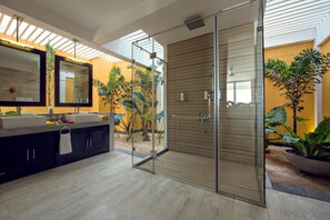Douche, articles de toilette gratuits, sèche-cheveux