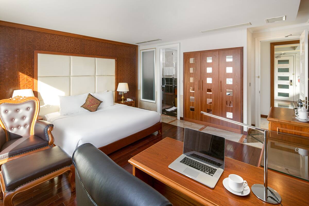Minibar, in-room safe, desk, laptop workspace