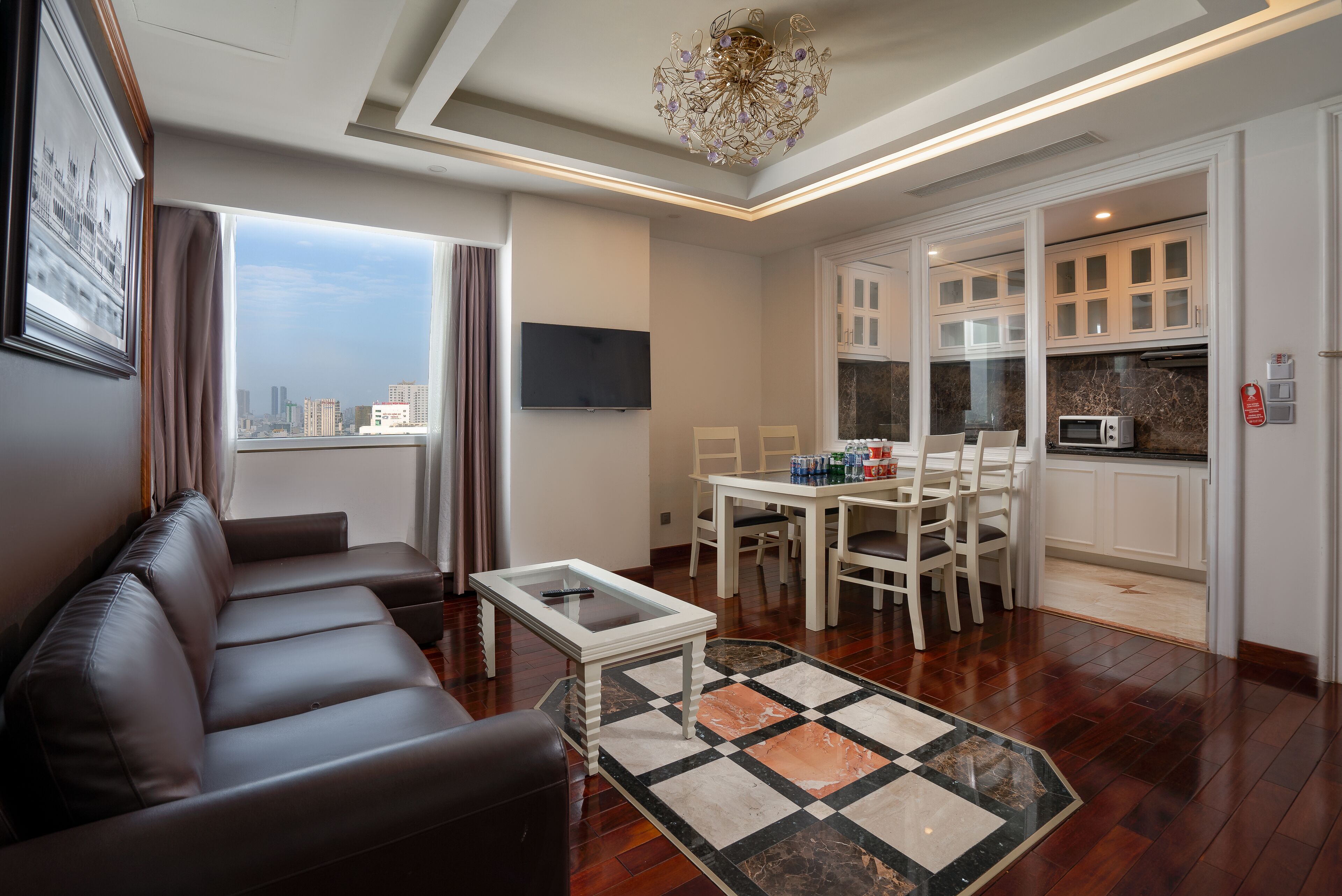 迷你吧、房內夾萬、書桌、手提電腦工作空間