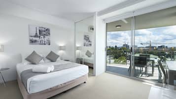 Studio | Tirai kedap cahaya dan setrika/meja setrika