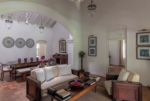 Suite, hageområde (Walauwwa) (Evening Tea Included) | Oppholdsområde | En 40-tommers Flatskjerm-TV med Parabol-TV samt smart-TV og DVD-spiller