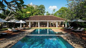 2 Außenpools, Sonnenschirme, Liegestühle