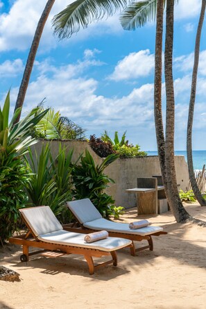 海灘、躺椅、太陽傘、沙灘巾