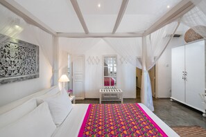 Two Bedroom Villa with Plunge Pool | 1 間睡房、房內夾萬、書桌、手提電腦工作空間