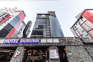 The Hotel Duruwa building with a prominent sign and a parking area. - Duruwa Hotel (Incheon)