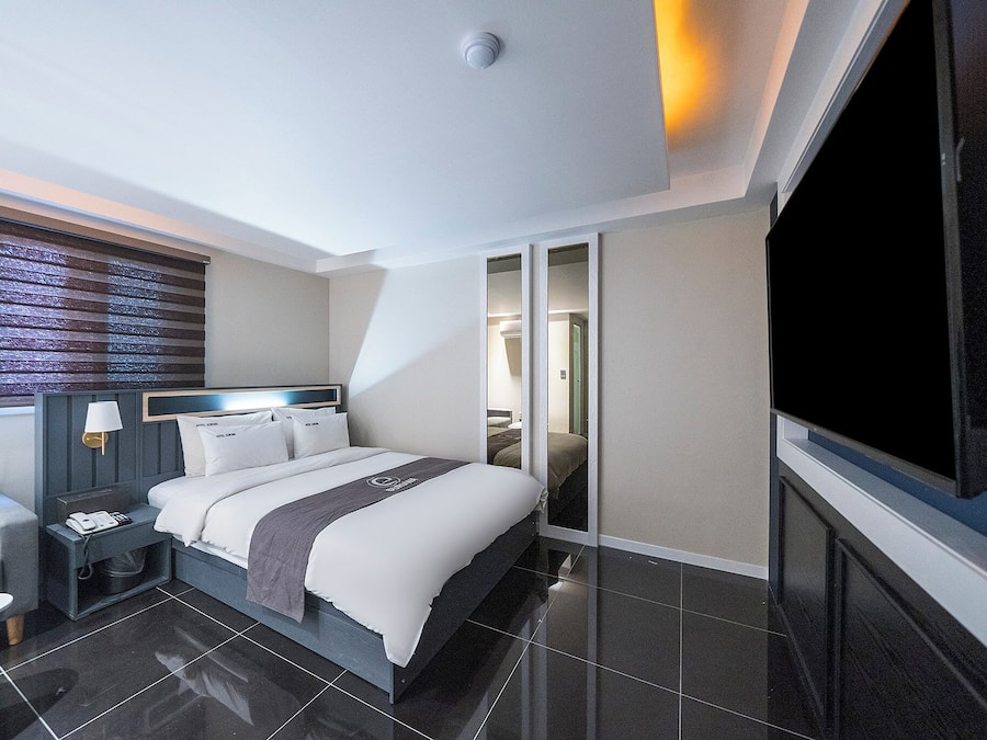 Quarto standard | Escrivaninha, Wi-Fi de cortesia, roupa de cama