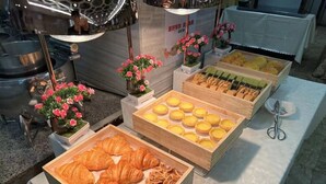 Frokostbuffé hver dag (mot et tillegg)
