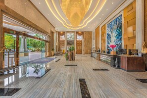 A spacious lobby with a marble floor, a reception desk, and a large abstract painting on the wall. - Meihao Mingyue Hotel International Finance City Keyun Road Metro Branch (Guangzhou)