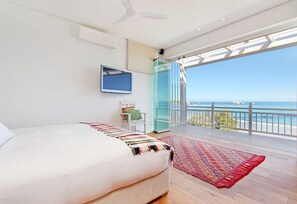 2 quartos, cofres nos quartos, escrivaninha, cortinas blackout