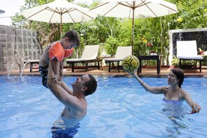 Outdoor pool, sun loungers - Phuc Thao Villa (Da Nang)