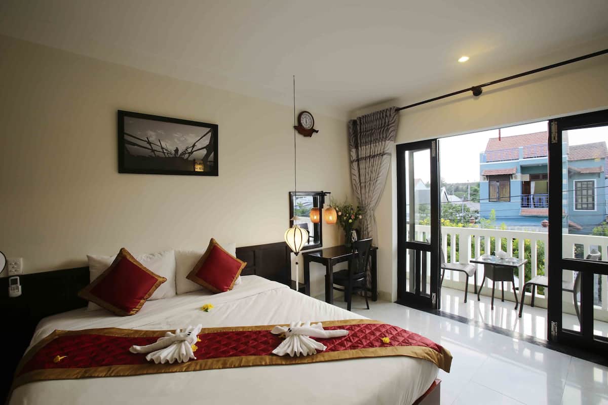 Family Room, Garden View | Premium bedding, minibar, in-room safe, desk