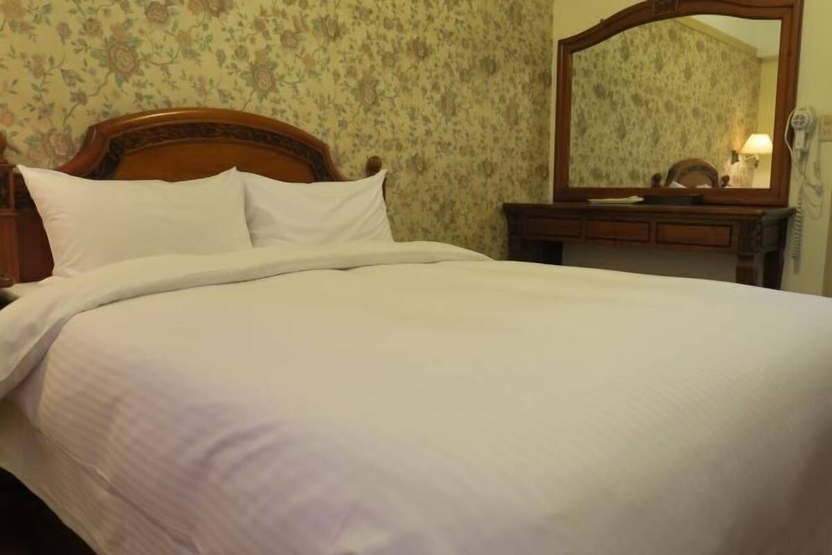 Down comforters, blackout drapes, WiFi (free)