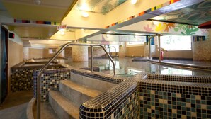 Zona de piscina con escalones de cerámica y barandilla.